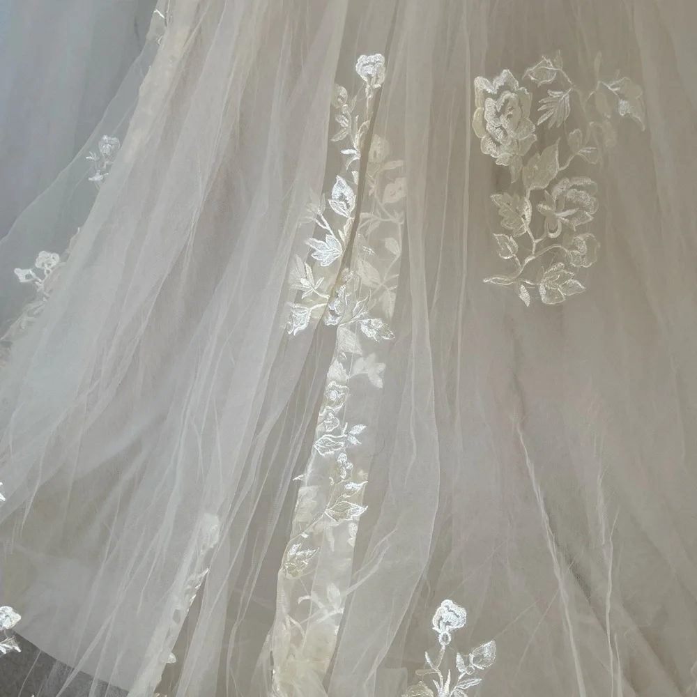 Gorgeous champagne lace wedding gown - Picture 9 of 12